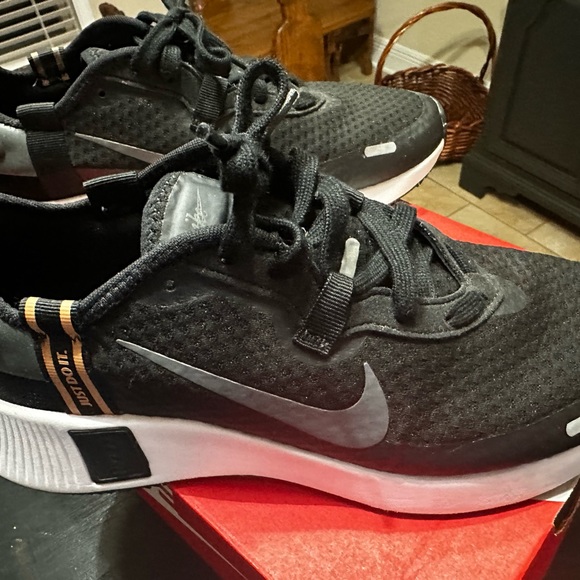 Nike Shoes - Women’s Nike Reposto 9.5